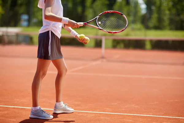 Giocatore di tennis che serve palle da tennis — Foto Stock