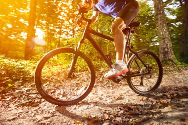 Adam pratik dağ bisikleti