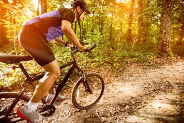 Dağ bisikletçinin binme rotalar