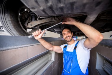 Araba altında mutlu makinist