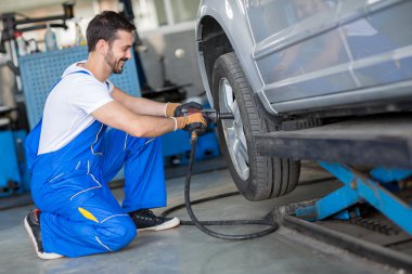 Tekerlek değiştirme makinist yakın çekim