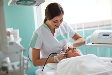 insan derisi lazer ile tedavi profesyonel güzellik uzmanı