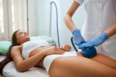 Genç kadın ile profesyonel aygıt şekil düzeltme yapma 