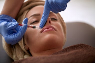 Genç kadın botox enjeksiyon dudaklarında alma
