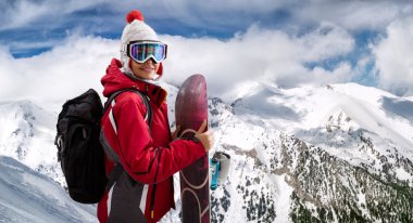 gülümseyen ve snowboard tutan güzel kadın