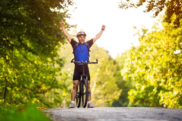 Ciclistas felizes na natureza — Fotografia de Stock