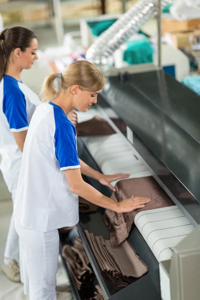 Zufriedene Arbeiter Eisentextilien — Stockfoto