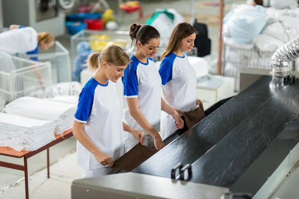 Frau mit Pressmaschine — Stockfoto