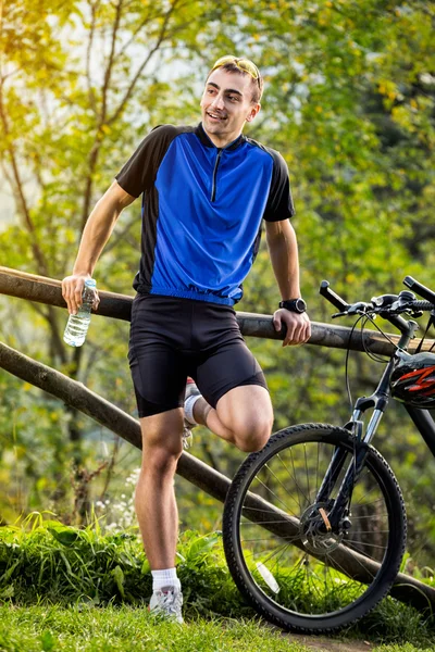 Joven hombre deportivo relajante —  Fotos de Stock