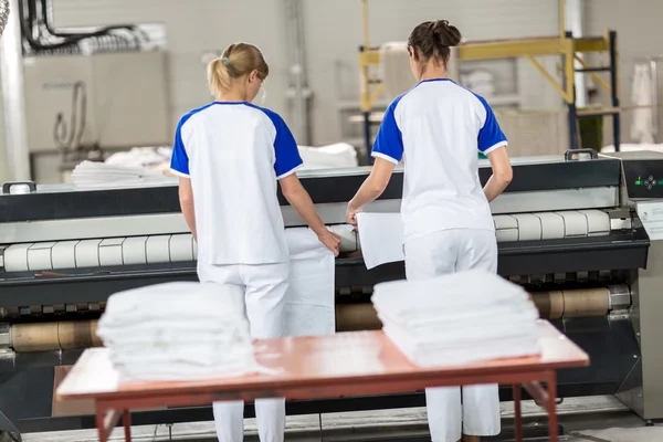 Mulheres para máquina de passar roupa — Fotografia de Stock