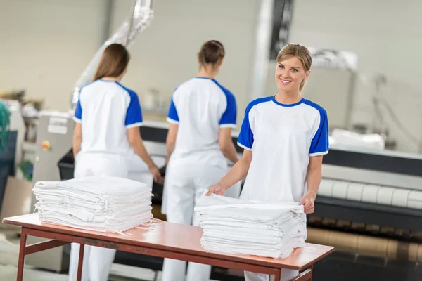 Mulheres empregadas concordam em passar têxteis — Fotografia de Stock