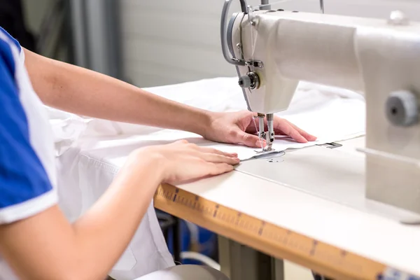 Costura de costura con máquina de coser — Foto de Stock