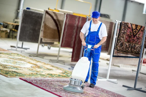 Limpeza do trabalhador com aspirador — Fotografia de Stock
