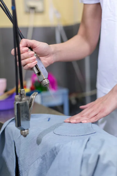 Cleaner laundry on steam cleaner — Stock Photo, Image