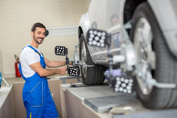 Mecánico automático satisfecho trabajando con sensor —  Fotos de Stock