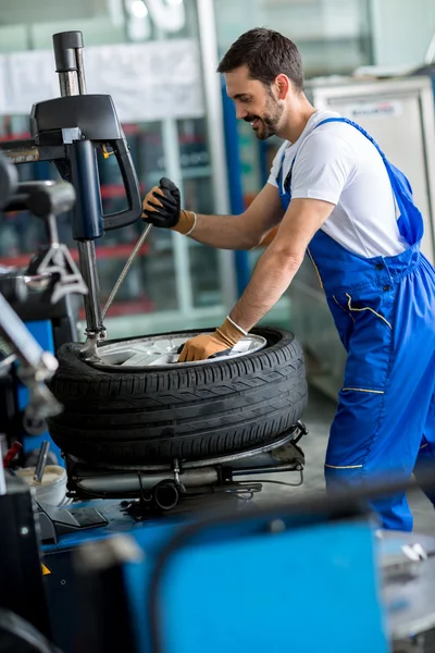 Riparatore meccanico bilanciamento ruota auto — Foto Stock