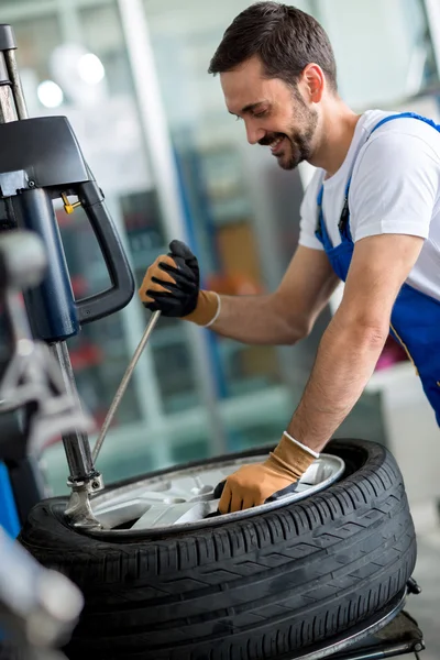 Engineer  replace tire on wheel — Stock Photo, Image