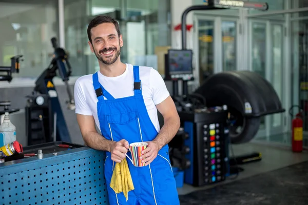 Satisfied male mechanic — Stock Photo, Image