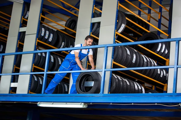 Mechanik tlačí auto pneumatiky — Stock fotografie