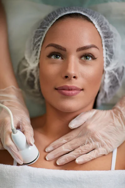 Mooie jonge vrouw ontvangen cavitatie behandeling huid — Stockfoto