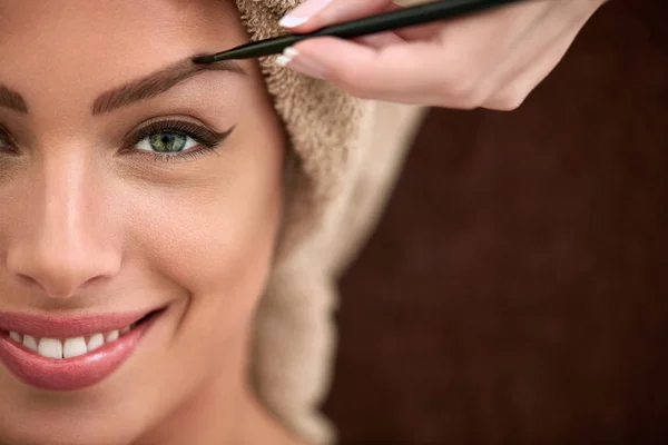 Sonriente hermosa mujer en profesional maquillaje tratamiento —  Fotos de Stock