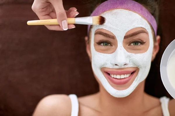 Menina sorridente bonita com máscara cosmética — Fotografia de Stock