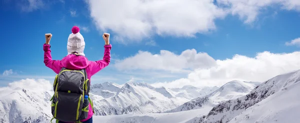 Felice vincitore in cima alla montagna — Foto Stock