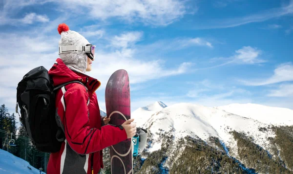 Flicka som står med snowboard — Stockfoto