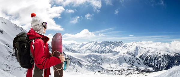 Menina de pé com snowboard — Fotografia de Stock