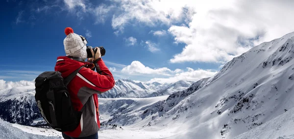 Frau im Skianzug macht Foto — Stockfoto