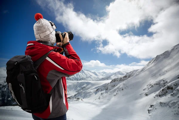 Femme en costume de ski prend des photos — Photo