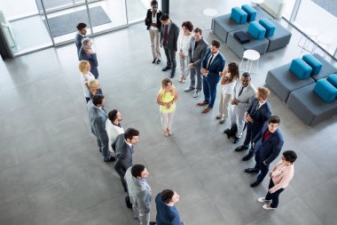 applaudin ortakları onun önünde lider ayakta gülümseyen