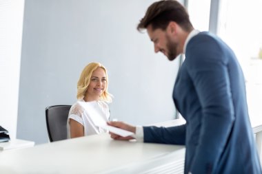 Kadın resepsiyonist bak yakışıklı işadamı