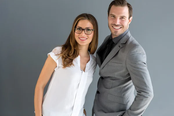 Jonge man en vrouw poseren — Stockfoto