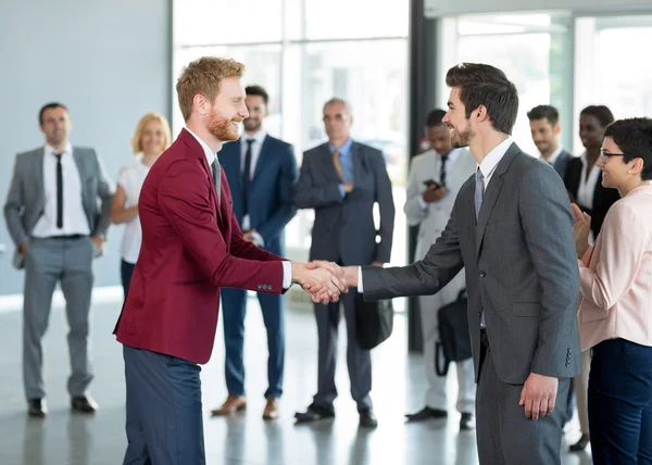 Mitra bisnis handshakin — Stok Foto