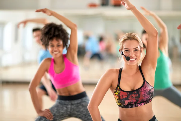 Treinador mostrar exercícios para moldar o corpo — Fotografia de Stock