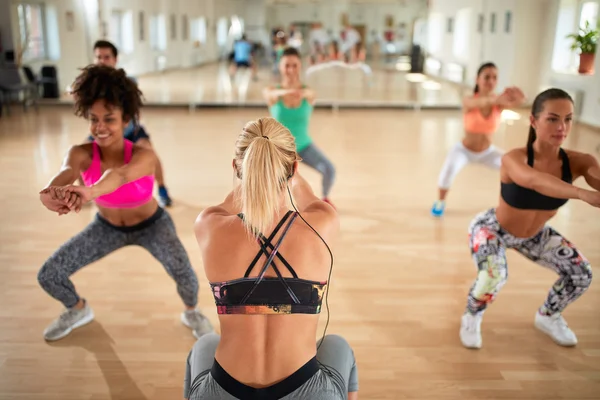 Instructeur féminin avec casque montrent des exercices de réchauffement à pratiquer — Photo