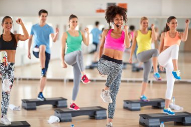 Kadın eğitmen kurşun grup eğitim fitness merkezinde 