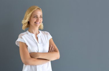 Sarışın kadın bir kenara arıyor