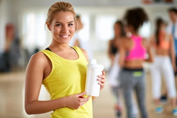 Porträt einer jungen blonden Frau im Fitnessstudio — Stockfoto