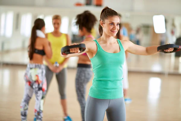 Kobiece exerciser Użyj wagi do broni — Zdjęcie stockowe