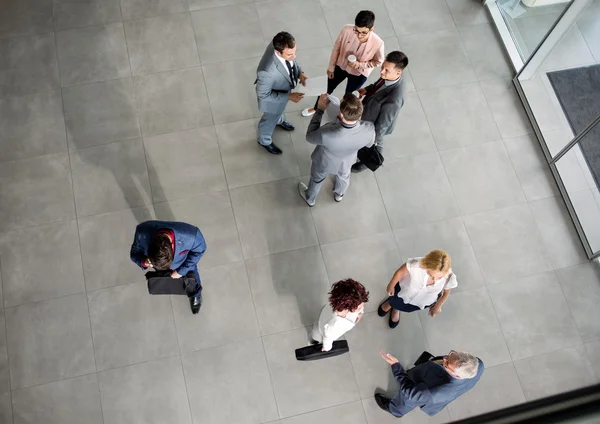 Grupo de colegas que hablan sobre reuniones de negociosn — Foto de Stock