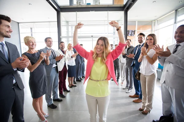 Positive congratulazioni leader fiducioso impiegano — Foto Stock