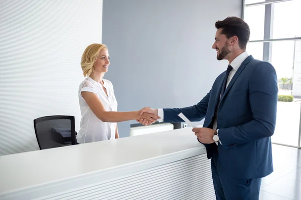 女性がビジネス パートナーと手を振る — ストック写真
