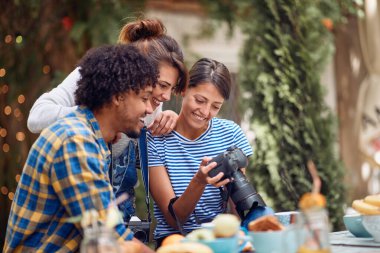 Arkadaşlar barın arka bahçesinde fotoğraf çekiyorlar. Kaliteli arkadaşlık zamanı.