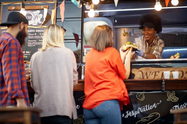 Grupo Jóvenes Multiétnicos Urbanos Haciendo Cola Para Servicio Comida Rápida — Foto de Stock