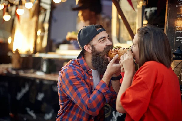 Linda Pareja Caucásica Comiendo Sándwich Juntos Tomando Mordida Cada Uno — Foto de Stock