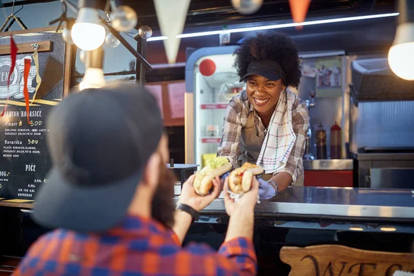Красивый Молодой Афро Американец Дающий Улыбкой Сэндвичи Через Окно Быстрого — стоковое фото
