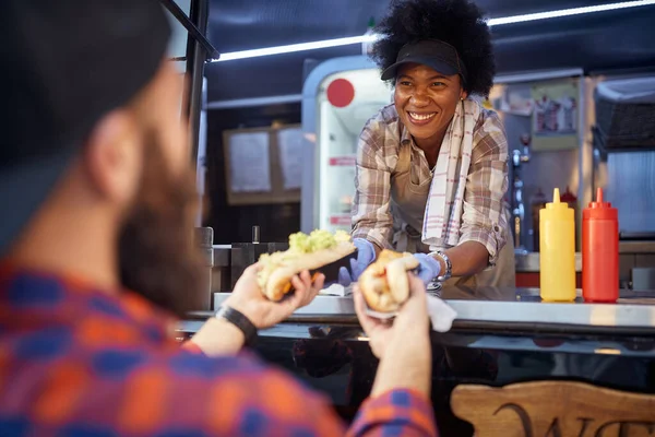 Mujer Afro Americana Educada Sosteniendo Dando Dos Sándwiches Cliente Masculino — Foto de Stock
