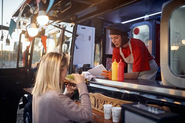 Joven Caucásico Cliente Femenino Comiendo Sándwich Frente Servicio Comida Rápida — Foto de Stock